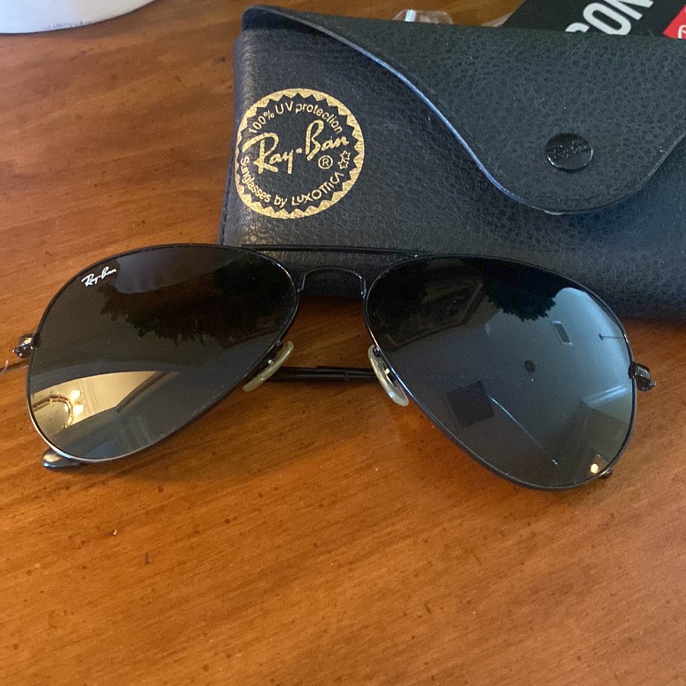 Ray-Ban classic aviator sunglasses in black. 58mm. - Picture 5 of 8
